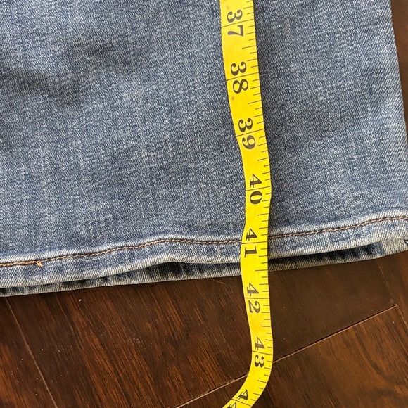 Levi's Relaxed Fit Light Blue Jeans - Picture 6 of 6